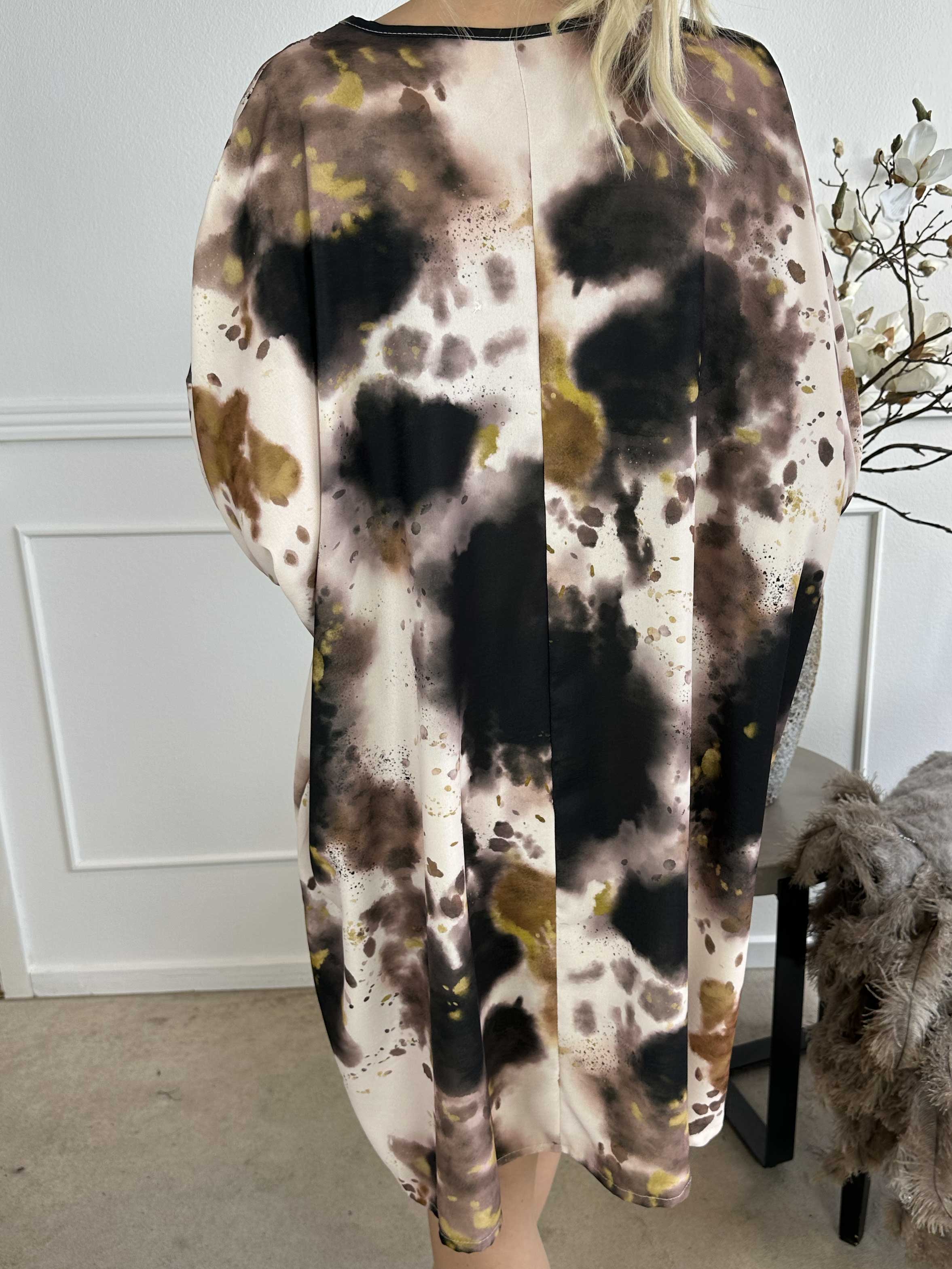 Alfrida - Batikmönstrad klänning i lös passform